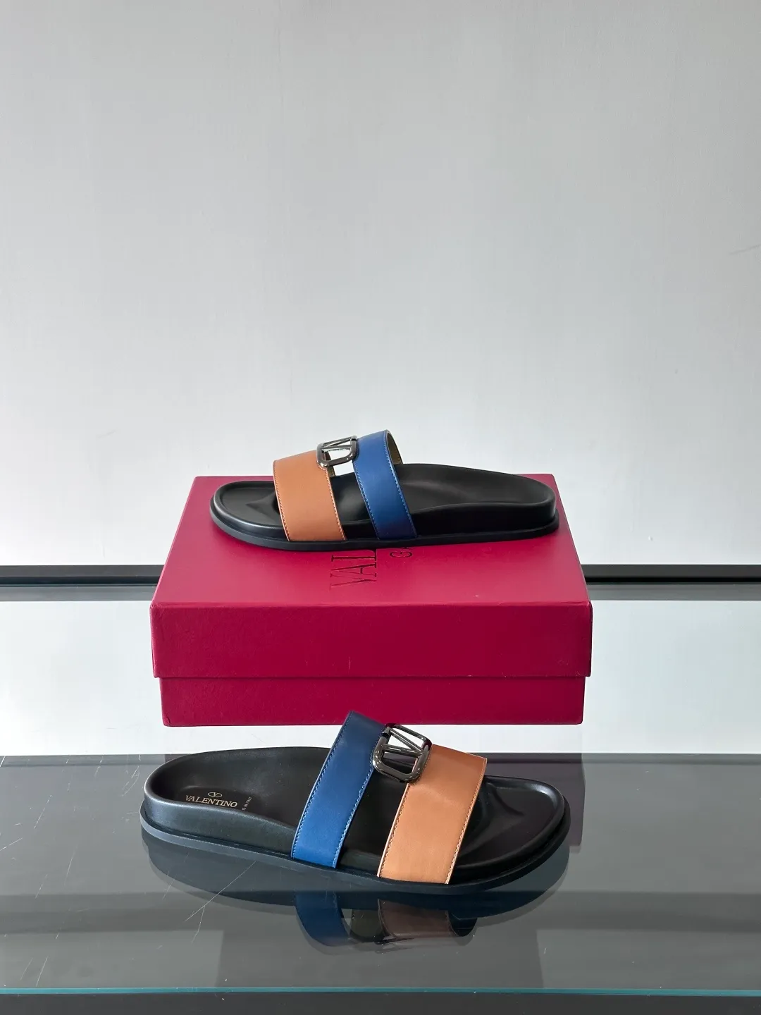 Men's shoes 💰p320 "VALENTINO" Valentino Men's 🧍‍♂️ Spring and summer new style metal rivet flat slippers, elegant sandals, the same style worn by celebrities, original molding, imported calfskin. Rubber outsole. Soft and durable, full set of counter packaging size: 39-44 (customized at 38.45.46)